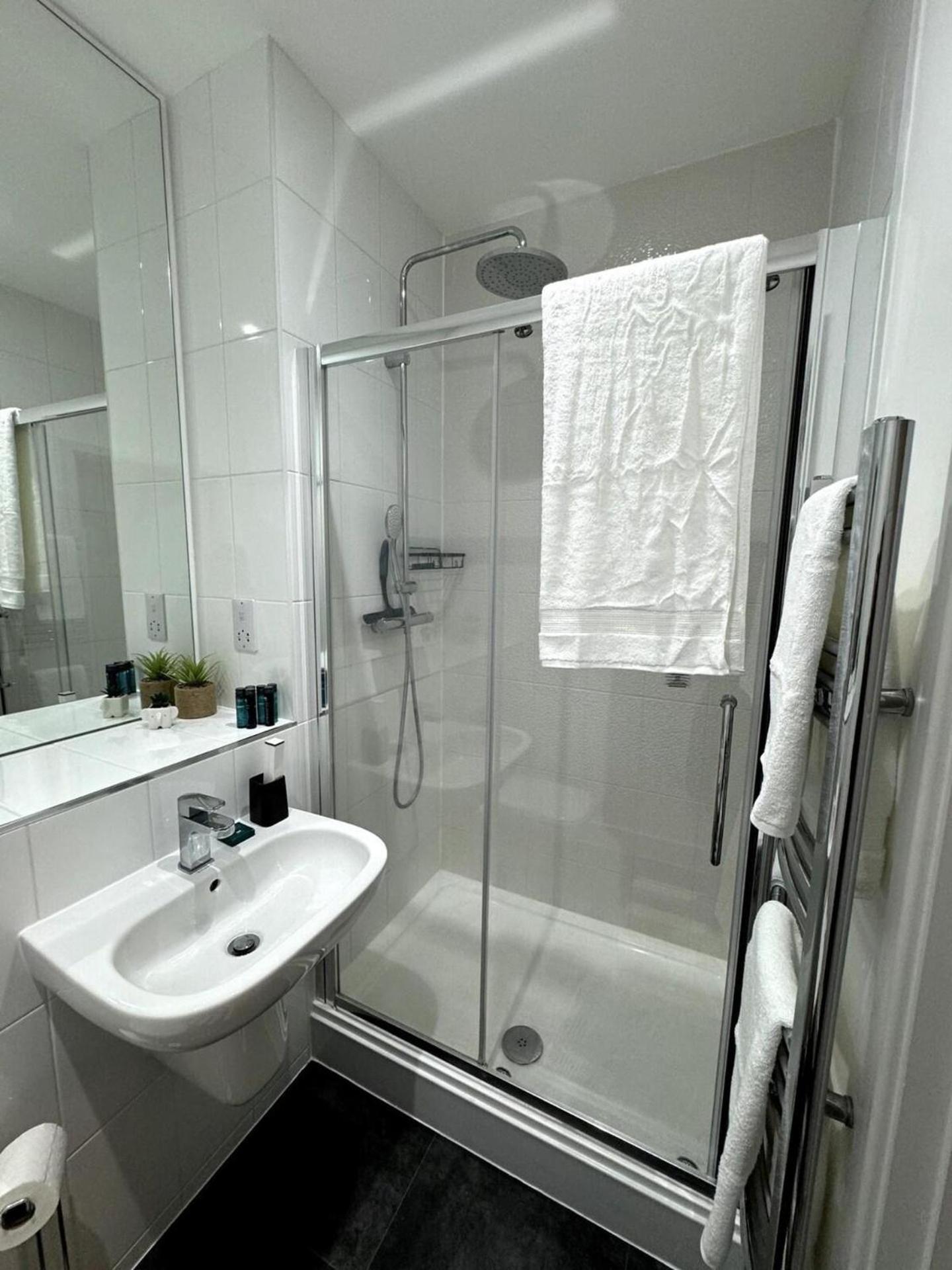 Cozy Bracknell Apartment With Modern Amenities Экстерьер фото
